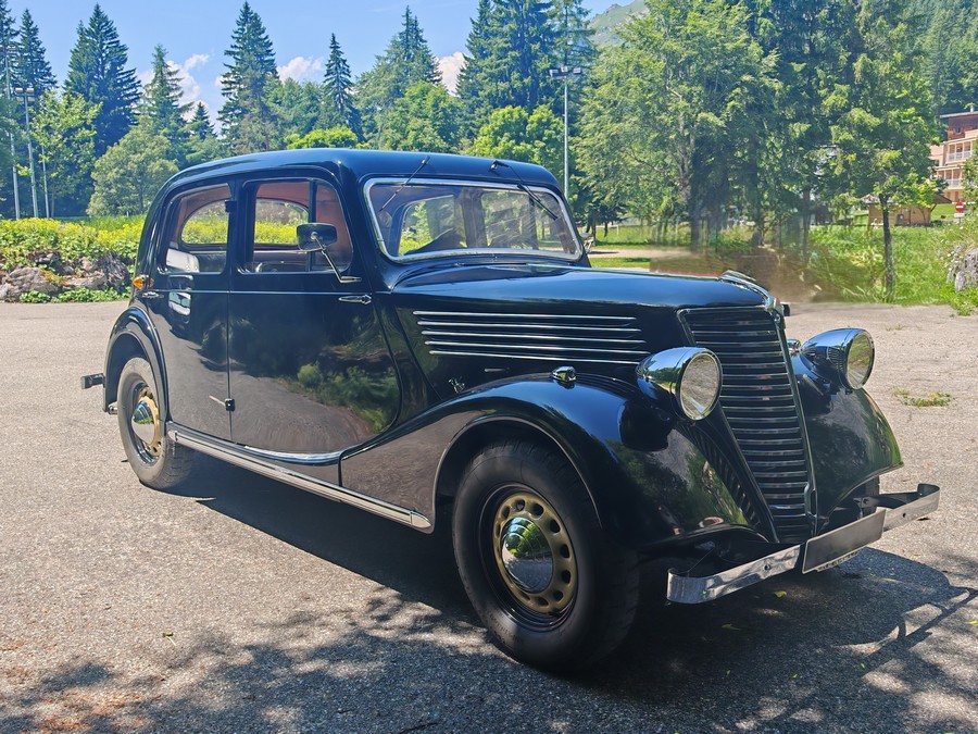 RENAULT NOVAQUATRE Berline